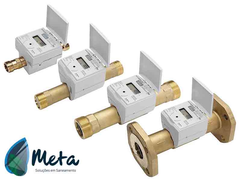 O medidor de vaz�o ultrass�nico funciona baseado na velocidade da propaga��o de ondas sonoras. Ele � um equipamento robusto, composto por dois sensores que emitem e recebem o sinal ultrass�nico simultaneamente. Com isso, oferece exata medi��o da vaz�o.